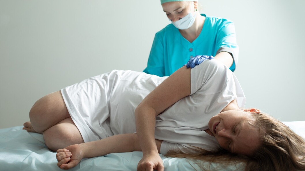 Et billede, der indeholder person, indend&oslash;rs, Ansigt, t&oslash;j

Automatisk genereret beskrivelse